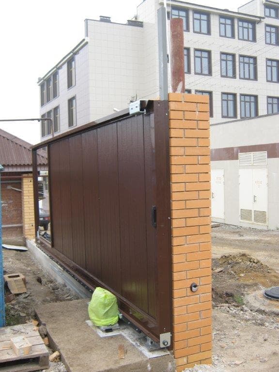 Производим установку откатных ворот в Зернограде, беремся за проекты любой сложности. Опыт работы наших сотрудников - более 12 лет. Цены Вас приятно удивят.