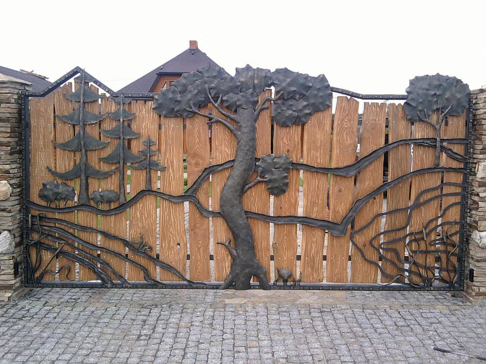 Массивные ворота из дерева с металлическим декором