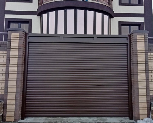 Роллетные ворота Алютех серии Prestige со сплошным алюминиевым профилем роликовой прокатки AG/77 с доставкой в Зернограде 